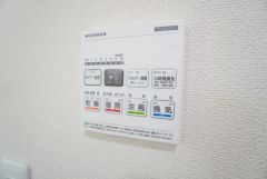 浴室暖房乾燥機付き。天候に左右されず、いつでも好きなときに洗濯物を干せるので、仕事や家事で忙しい方に重宝します。