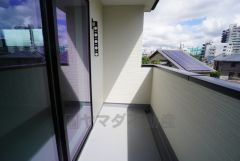 南側に面したバルコニーは日当たり良好です。お洗濯物もよく干せそうです。