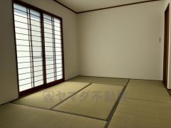 リビング隣には、ホッとできる和室を用意。客間としてはもちろん、お子様のお昼寝スペースや書斎としても活躍してくれそうです＾＾