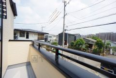 南向きで陽当たりの良いバルコニーです。お洗濯やお布団干しはもちろん、日光浴スペースにも＾＾足元は防水工事施工済です。