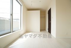 主寝室としてお使いいただけそうなこちらのお部屋は、日当たりが良く、爽やかな風を感じて起きる朝は、快適生活の始まりに。