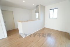 窓から光が差し込む明るいダイニングです＾＾