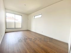 8.5帖洋室。主寝室としてお使いいただけそうなこちらのお部屋は、日当たりが良く、爽やかな風を感じて起きる朝は、快適生活の始まりに。