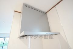 コンロ上には換気扇完備＾＾すぐ横に小窓が設けられているので、換気扇と合わせてWで換気できます＾＾