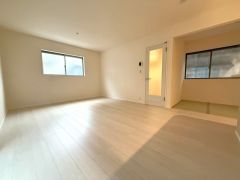 大きな掃き出し窓のあるリビングは、陽光あふれる明るい空間です。ゆったりと寛げる憩いの場となりそうです。