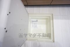 キッチンに床下収納があります。長期保存ができるもの、調理器具、防災グッズを入れておくのもいいですね。
