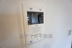 防犯はもちろん、セールスマン対策にもなるモニター付きインターホンです。