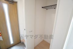 玄関扉にスリットのある明るい玄関です＾＾すぐ横にホール収納付き。