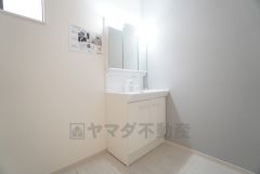 三面鏡裏収納付き洗面化粧台です＾＾ 歯磨きセットやスキンケア用品などの収納に便利ですね。