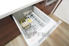 炊事時間を大幅に短縮できる食器洗浄乾燥機付き＾＾食器を洗う手間が減るので家族とのコミュニケーションの時間や自分の時間が増えますね。