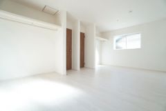 将来間仕切り可能な洋室なのでライフスタイルや家族構成の変化に対しても柔軟に対応できます。各部屋に収納が完備されているので、お荷物が増えても安心の設計です。