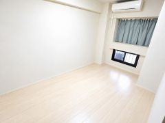 CG加工により小物等を撤去しております。暖かい日差しが差し込む洋室。たっぷり収納できるクローゼット付きでお部屋の中をすっきりと快適に保てます。