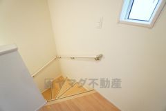 お子様も高齢の方も安心して上り下りができる手摺がついた安心設計です。 階段には小窓を配置しました。日中でも暗くなりがちな階段下が明るくなり安全ですね。