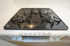 3種類の料理が同時に調理できる、3口ガスコンロ。忙しい夕食の支度時間が短縮できて効率よくお料理が楽しめます。