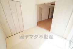 リビング隣には、ホッとできる和室を用意。客間としてはもちろん、お子様のお昼寝スペースや書斎としても活躍してくれそうです＾＾ 