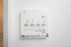浴室暖房乾燥機には、暖房、乾燥、涼風、換気の4つの機能が付いています。タイマー付きです。換気・雨の日の洗濯も安心です＾＾