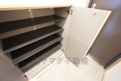 ご家族の靴をスッキリと収納できるシューズボックス付きの玄関。