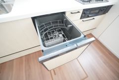 食事の後の手間を解消する食器洗い乾燥機付。冬場の洗い物で手荒れの悩みもなくなります。手洗いよりも節約できて便利。