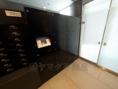 宅配ボックス付き。お仕事中や外出中などの不在時にも荷物が受け取れるのはとっても便利ですね＾＾
