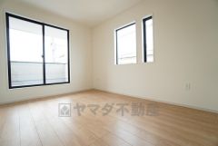 主寝室としてお使いいただけそうなこちらのお部屋は、日当たりが良く、爽やかな風を感じて起きる朝は、快適生活の始まりに。