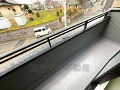 陽当たりの良いバルコニーです。お洗濯やお布団干しはもちろん、日光浴スペースにも＾＾ 天気のいい日にはお布団もまとめて干せそうですね＾＾