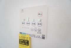 雨の日の洗濯も安心できる浴室暖房乾燥機付き浴室。リモコンで操作もボタン1つで簡単。