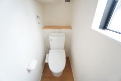 1階2階の2ヶ所にトイレがありますので、忙しい朝にも家族に気を使わず、ゆとりが生まれますね＾＾ 小窓付きで換気する時に便利です＾＾