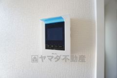 防犯はもちろん、セールスマン対策にもなるモニター付きインターホンです。お子さん1人での留守番時にも活躍しそうです。