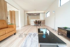 窓から光が差し込む明るいダイニングです＾＾