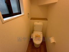 1階2階の2ヶ所にトイレがありますので、忙しい朝にも家族に気を使わず、ゆとりが生まれますね＾＾ 小窓付きで換気する時に便利です＾＾