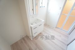 三面鏡裏収納付き洗面化粧台です＾＾ 歯磨きセットやスキンケア用品などの収納に便利ですね。 生活感も隠すことができ、来客時にも安心です。