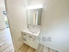 三面鏡裏収納付き洗面化粧台です＾＾ 歯磨きセットやスキンケア用品などの収納に便利ですね。 生活感も隠すことができ、来客時にも安心です。