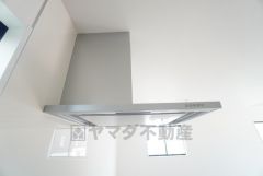 コンロ上には換気扇完備＾＾すぐ横に小窓が設けられているので、換気扇と合わせてWで換気できます＾＾