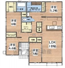 平屋建て4LDKとファミリークローク。南向き。家の中心にファミリークロークを完備。パントリー＆WIC＆全居室収納で充実の収納量＾＾ 洗面・脱衣別設計。ランドリールームにはカウンターあり＾＾