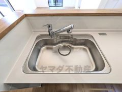 大きなお鍋も楽々洗える幅の広いシンクです＾＾ステンレスシンクなので簡単にお掃除できますよ。洗剤やスポンジもすっきりできる収納付き。