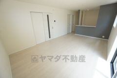 窓から光が差し込む明るいダイニング＾＾