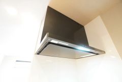お手入れが簡単なスリム型レンジフードです。調理により発生する油煙や臭いを吸い込み、屋外へ排気してくれます。