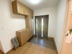 たっぷり収納できるシューズボックス付きです。家族全員の靴がきれいに整頓できます。棚の上にお花や写真を飾っても良いですね。