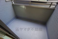 バルコニーへは部屋を経由せずに出入りできます。
