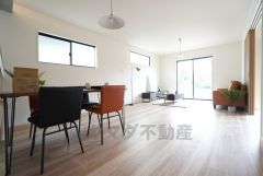 大きな掃き出し窓のあるリビングは、陽光あふれる明るい空間です。ゆったりと寛げる憩いの場となりそうです。