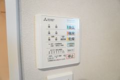浴室暖房乾燥機には、暖房、乾燥、涼風、換気の4つの機能が付いています。タイマー付きです。換気・雨の日の洗濯も安心です＾＾