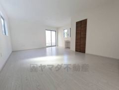 大きな掃き出し窓のあるリビングは、陽光あふれる明るい空間です。ゆったりと寛げる憩いの場となりそうです。