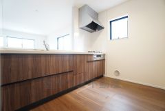 対面式キッチンなのでリビングにいるご家族とコミュニケーションを取りながら洗い物や、お料理が楽しめそうですね＾＾