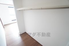 寝室にはハンガーパイプ付きのウォークインクローゼットが設けられています。たっぷり収納できるので衣替えの心配もいりませんね＾＾