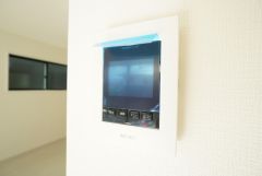 防犯はもちろん、セールスマン対策にもなるモニター付きインターホンです。 来訪者の顔が見えるので安心ですね＾＾