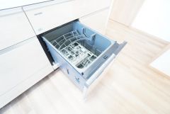 食事の後の手間を解消する食器洗い乾燥機付。冬場の洗い物で手荒れの悩みもなくなります。手洗いよりも節約できて便利。