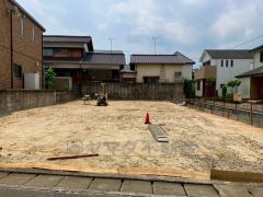 高宮駅まで徒歩5分の西鉄バス皿山一丁目停から乗車9分。コンビニまで徒歩5分。スーパーまで徒歩7分。お買い物が便利な立地＾＾