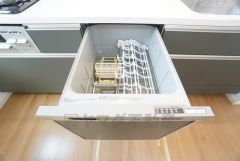 炊事時間を大幅に短縮できる食器洗浄乾燥機付き＾＾食器を洗う手間が減るので家族とのコミュニケーションの時間や自分の時間が増えますね。