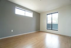 ご夫婦お二人のプライベートシーンを演出する寝室は、大容量のウォークインクローゼット付き。バルコニーに面しており、明るい陽射しが差し込みます。