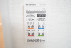 浴室暖房乾燥機には、暖房、乾燥、涼風、換気の4つの機能が付いています。タイマー付きです。換気・雨の日の洗濯も安心です＾＾